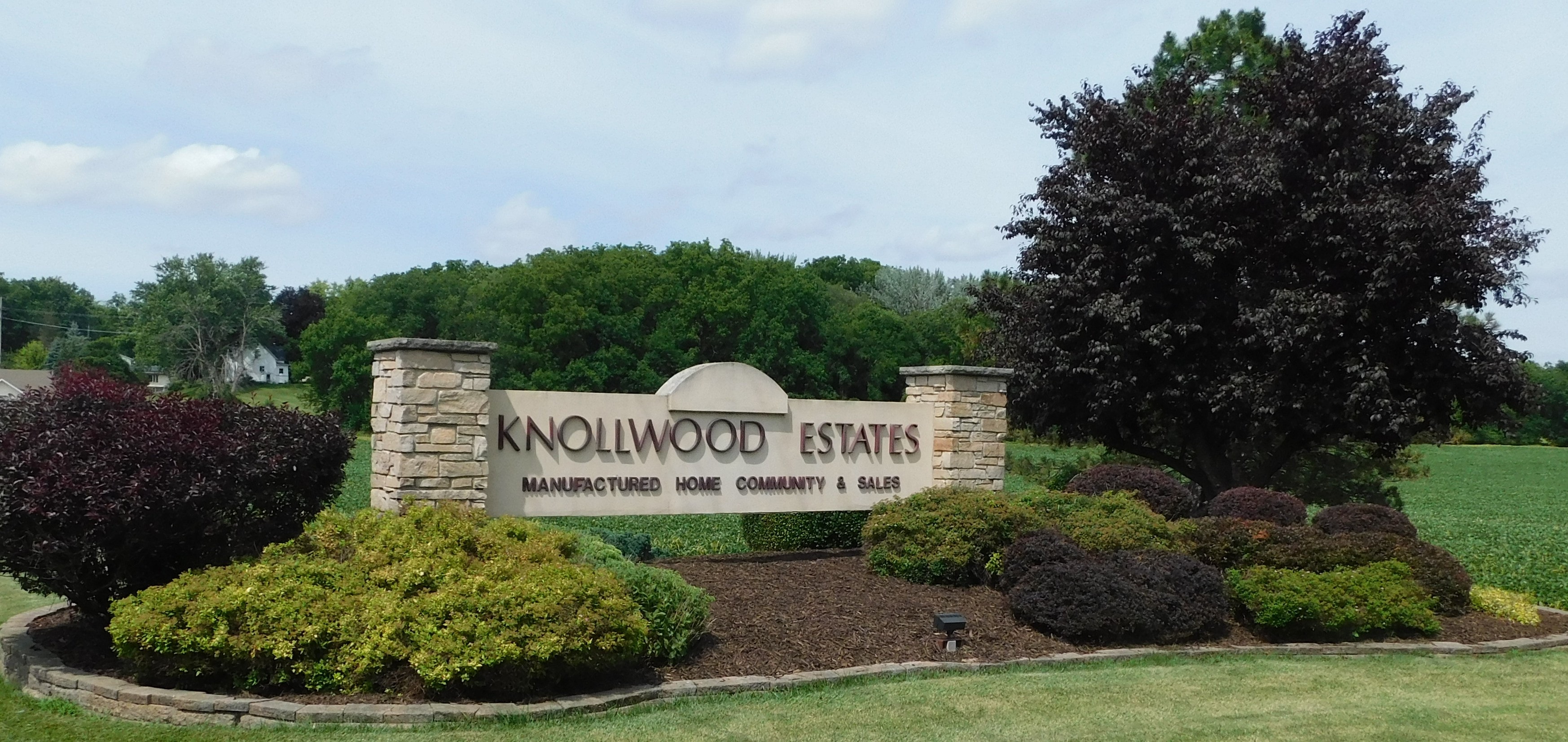 Knollwood Estates entrance sign with landscaping