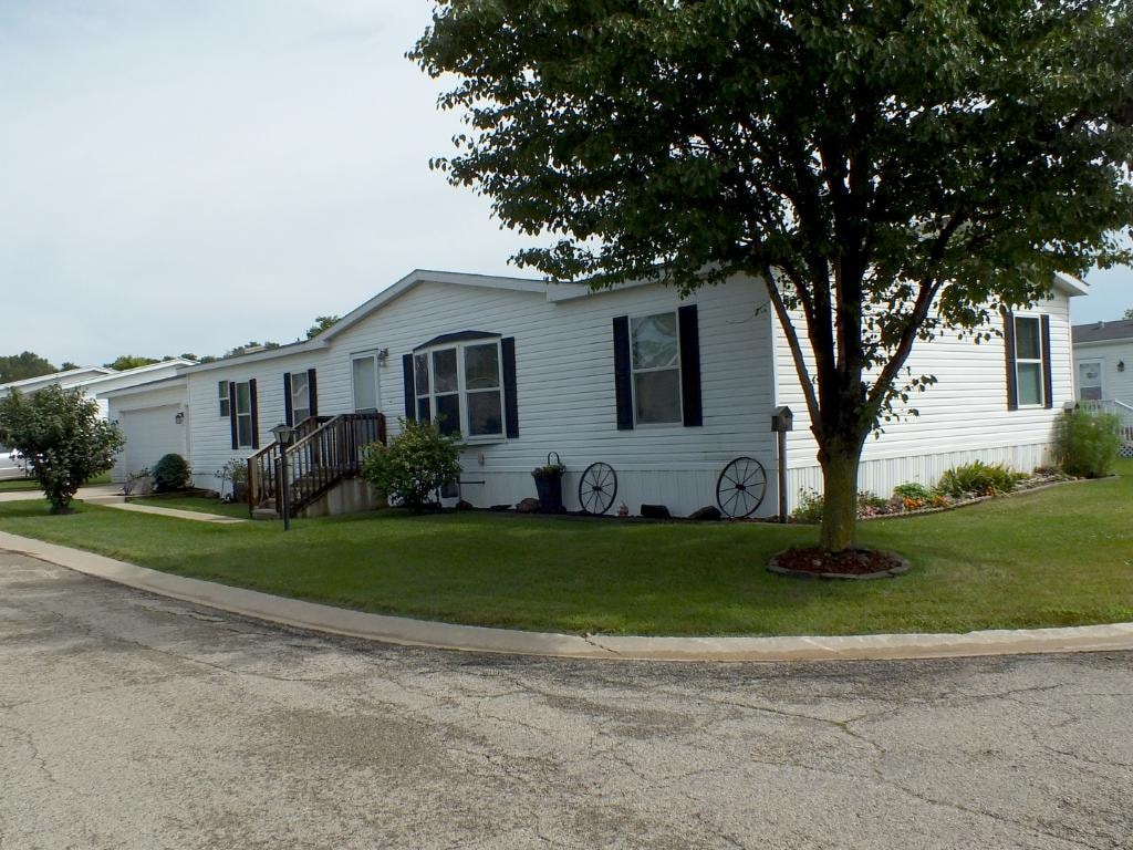 Quiet community street at Knollwood Estates